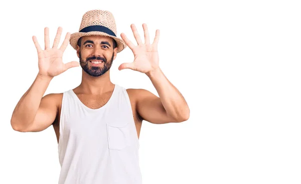 Ung Latinamerikan Man Bär Casual Sommar Hatt Visar Och Pekar — Stockfoto