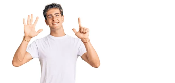 Jovem Homem Bonito Vestindo Camisa Branca Casual Mostrando Apontando Para — Fotografia de Stock