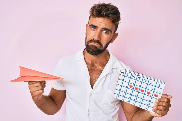 Bel Homme Hispanique Avec Barbe Tenant Avion Papier Calendrier Détendu — Photo