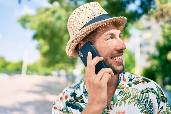 Vit Stilig Man Ler Glad Utomhus Talar Telefon — Stockfoto