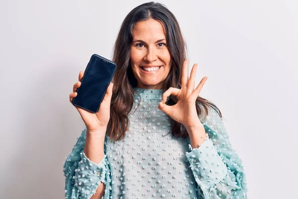 Jovem Bela Mulher Morena Segurando Smartphone Mostrando Tela Sobre Fundo — Fotografia de Stock