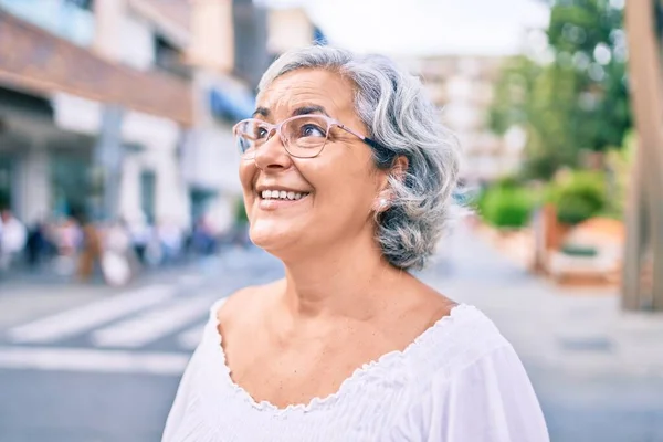 Mujer Mediana Edad Con Pelo Gris Sonriendo Feliz Aire Libre —  Fotos de Stock