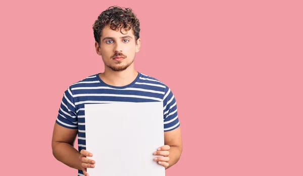 Jovem Homem Bonito Com Cabelo Encaracolado Segurando Banner Vazio Pensamento — Fotografia de Stock