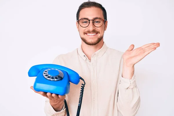 Fiatal Jóképű Férfi Kezében Vintage Telefon Ünnepli Győzelem Boldog Mosollyal — Stock Fotó