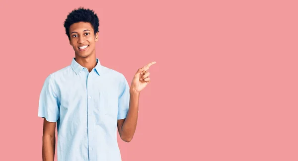 Jovem Afro Americano Vestindo Roupas Casuais Com Grande Sorriso Rosto — Fotografia de Stock