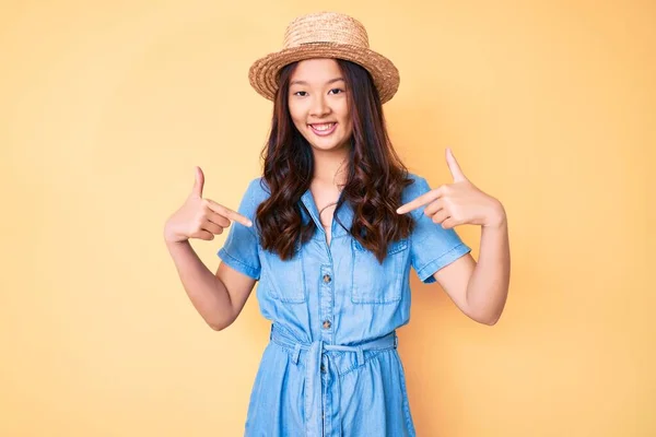 Νεαρή Όμορφη Κινέζα Καλοκαιρινό Καπέλο Που Δείχνει Σίγουρη Χαμόγελο Στο — Φωτογραφία Αρχείου