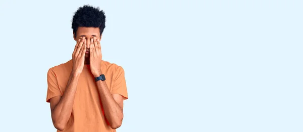 若いアフリカ系アメリカ人の男性は 疲労や頭痛 疲れた表情のために目をこすりカジュアルな服を着ています ビジョンの問題 — ストック写真