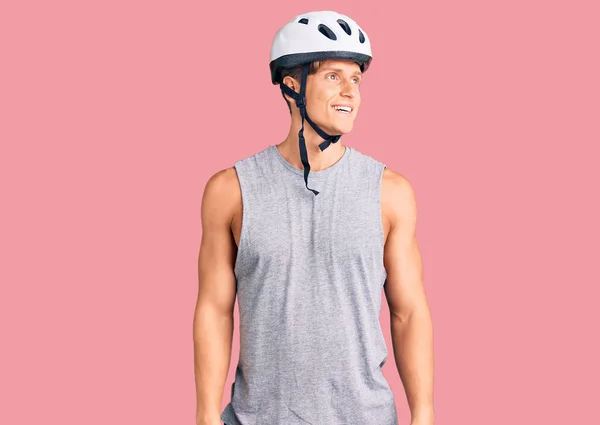 Jovem Homem Bonito Usando Capacete Bicicleta Olhando Para Lado Com — Fotografia de Stock