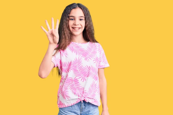 Nettes Hispanisches Kindermädchen Lässiger Kleidung Das Mit Finger Nummer Vier — Stockfoto