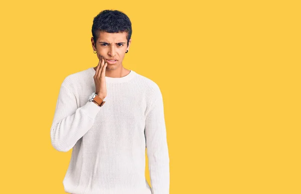 Ung Afrikansk Amercian Man Bär Casual Kläder Röra Munnen Med — Stockfoto