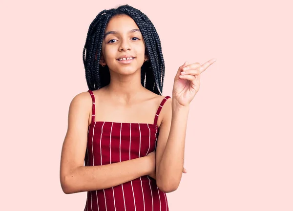 可愛いですアフリカ系アメリカ人の女の子身に着けていますカジュアル服笑顔幸せなポインティングで手と指で側面 — ストック写真