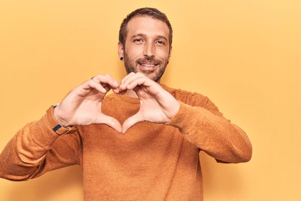 Joven Hombre Guapo Con Ropa Casual Sonriendo Amor Mostrando Símbolo —  Fotos de Stock