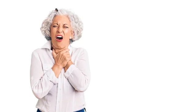Yaşlı Gri Saçlı Günlük Kıyafetler Giyen Bağıran Boğulan Bir Kadın — Stok fotoğraf