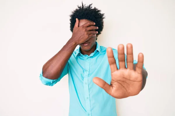 Bonito Afro Americano Com Cabelo Afro Vestindo Roupas Casuais Cobrindo — Fotografia de Stock