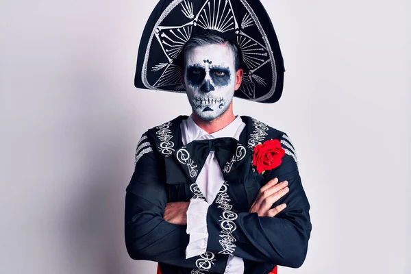Jeune Homme Portant Jour Mexicain Costume Mort Sur Blanc Sceptique — Photo