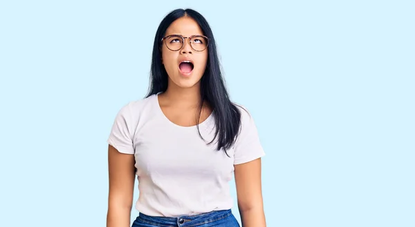 Jong Mooi Aziatisch Meisje Dragen Casual Kleding Glazen Boos Gek — Stockfoto