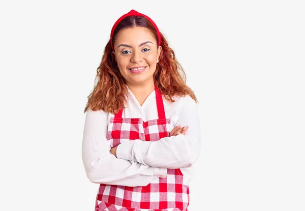 Mujer Latina Joven Usando Delantal Cara Feliz Sonriendo Con Los — Foto de Stock