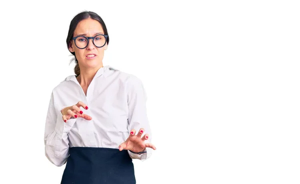 Schöne Brünette Junge Frau Trägt Professionelle Kellnerin Schürze Angewiderten Ausdruck — Stockfoto