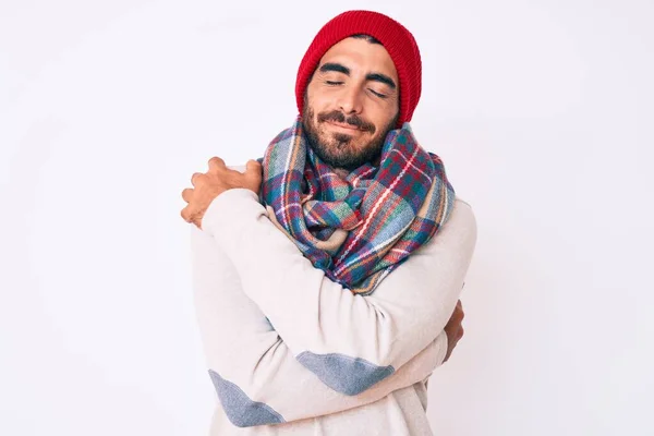 곱슬곱슬 머리에 스웨터 스카프 모자를 행복하고 긍정적 미소를 사랑과 자기돌봄 — 스톡 사진