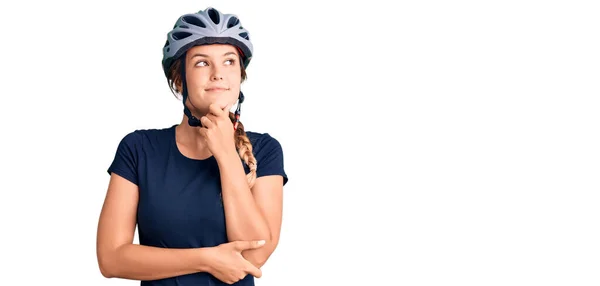 Bella Donna Caucasica Che Indossa Casco Bici Con Mano Sul — Foto Stock