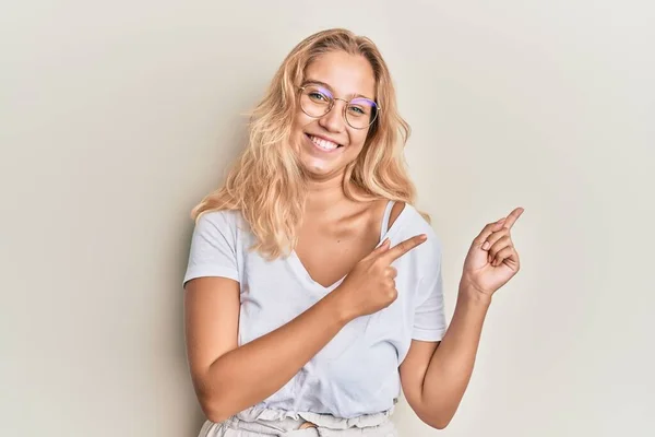 Mladá Blondýna Dívka Sobě Ležérní Oblečení Brýle Úsměvem Při Pohledu — Stock fotografie
