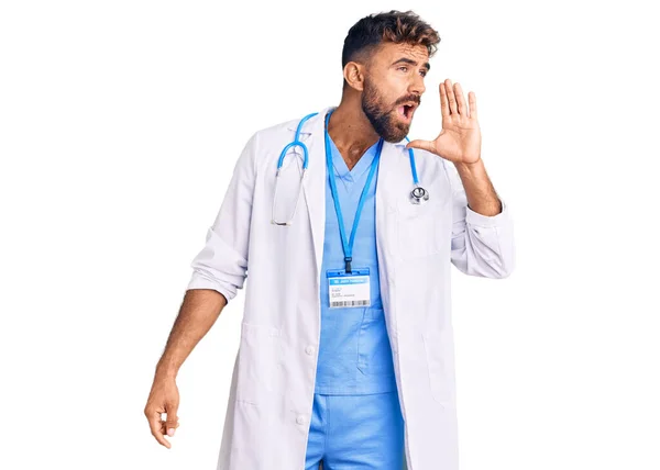 Giovane Uomo Ispanico Indossando Uniforme Medico Stetoscopio Urlando Urlando Forte — Foto Stock