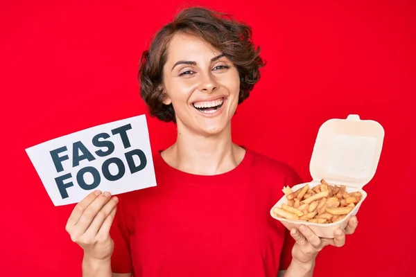 Mujer Hispana Joven Sosteniendo Papas Fritas Pancarta Comida Rápida Sonriendo — Foto de Stock