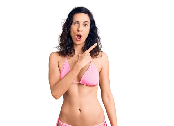 Ung Vacker Latinamerikansk Kvinna Bikini Överraskad Pekar Med Fingret Sidan — Stockfoto