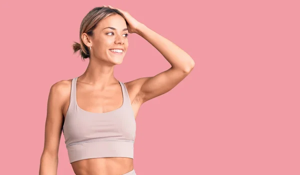 Hermosa Mujer Caucásica Con Ropa Deportiva Sonriente Seguro Tocar Cabello —  Fotos de Stock