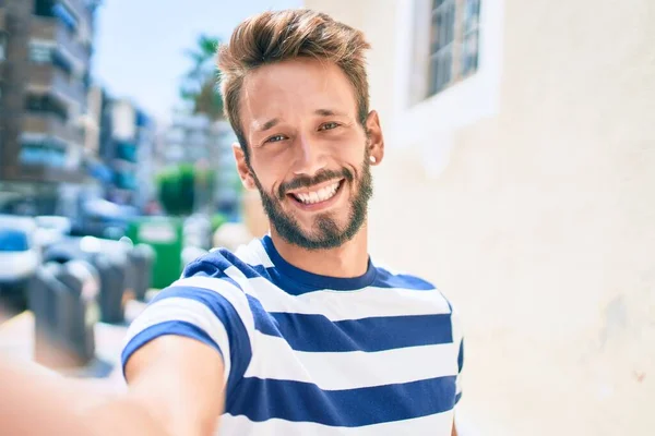 Knappe Blanke Man Met Baard Lacht Gelukkig Het Nemen Van — Stockfoto