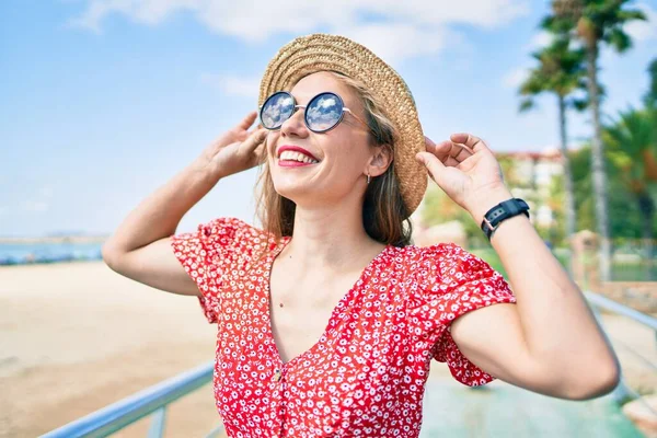 Jonge Blonde Vrouw Vakantie Glimlachend Gelukkig Wandelen Het Strand — Stockfoto