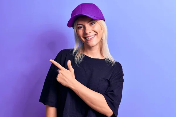 Jovem Bela Mulher Loira Vestindo Camiseta Boné Roxo Sobre Fundo — Fotografia de Stock