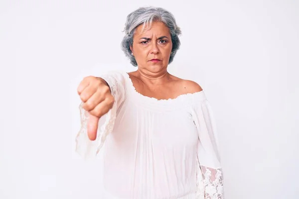 Starsza Latynoska Siwa Kobieta Luźnych Ubraniach Wyglądająca Nieszczęśliwą Wściekłą Wykazująca — Zdjęcie stockowe