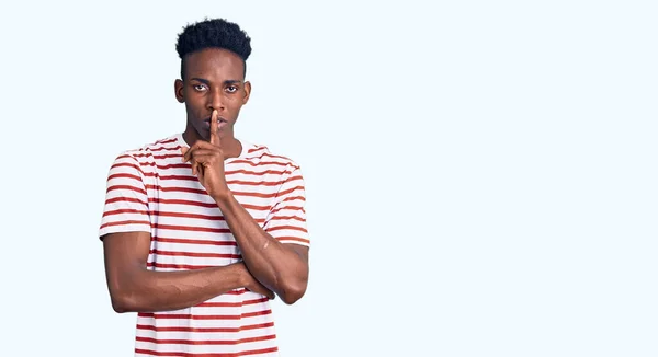 Young African American Man Wearing Casual Clothes Asking Quiet Finger — Stock Photo, Image