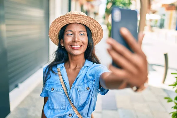 Jovem Bela Mulher Indiana Usando Chapéu Verão Sorrindo Feliz Fazendo — Fotografia de Stock