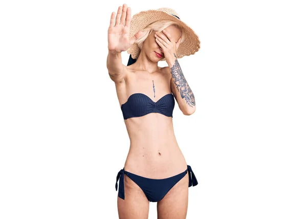 Молодая Блондинка Татуировкой Бикини Летняя Шляпа Закрывающая Глаза Руками Делающая — стоковое фото