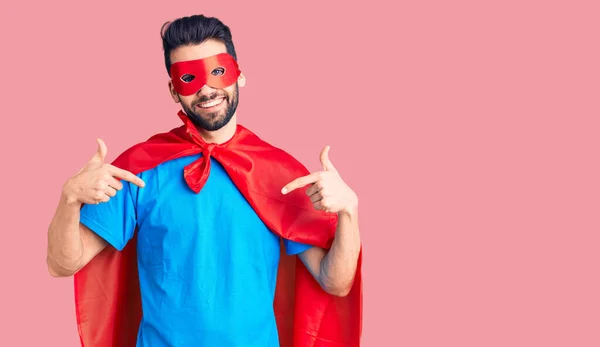 Homem Bonito Jovem Com Barba Vestindo Traje Super Herói Olhando — Fotografia de Stock