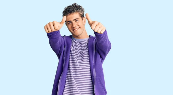 Junger Gutaussehender Mann Lässigem Lila Sweatshirt Der Zustimmend Positive Gesten — Stockfoto
