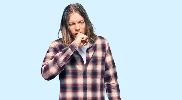 Bonito Homem Caucasiano Com Cabelos Longos Vestindo Camisa Hipster Sentindo — Fotografia de Stock