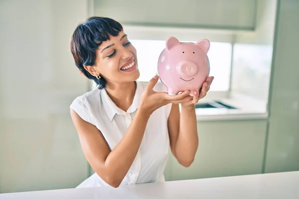 Ung Brunett Kvinna Ler Glad Visar Stolt Spargris Bank Med — Stockfoto