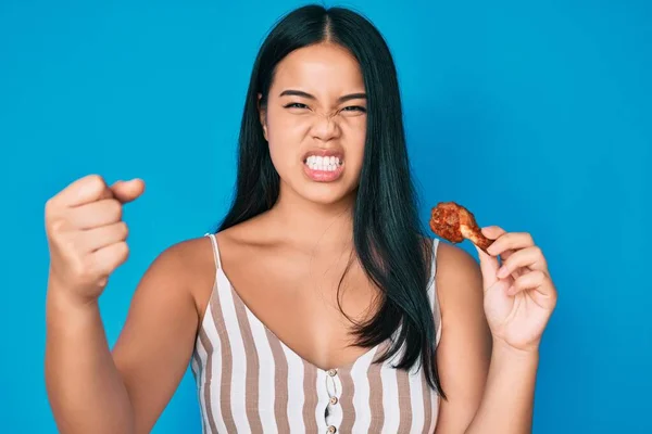 Joven Chica Asiática Comiendo Alas Pollo Molesto Frustrado Gritando Con —  Fotos de Stock