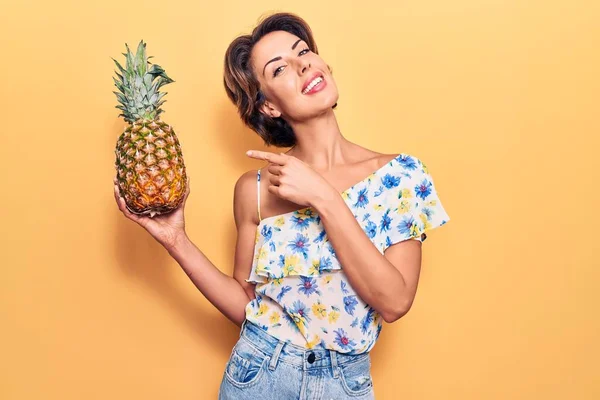 Ung Vacker Kvinna Håller Ananas Leende Glad Pekar Med Hand — Stockfoto