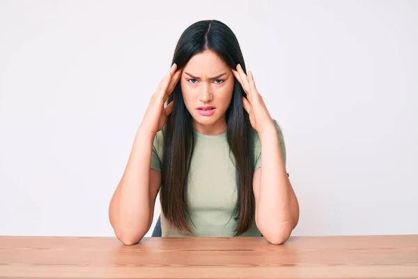 Mulher Branca Jovem Sentada Mesa Vestindo Roupas Casuais Com Mão — Fotografia de Stock