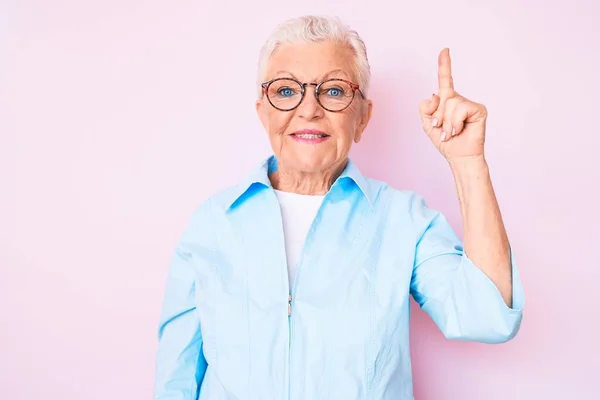 Eine Ältere Schöne Frau Mit Blauen Augen Und Grauen Haaren — Stockfoto