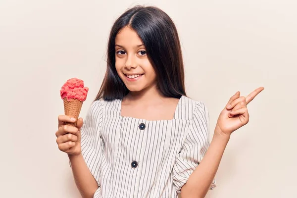 아름다운 소녀가 아이스크림을 손가락으로 행복하게 가리키며 — 스톡 사진