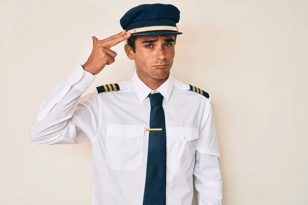 Ung Latinamerikan Man Bär Flygplan Pilot Uniform Skjuta Och Döda — Stockfoto
