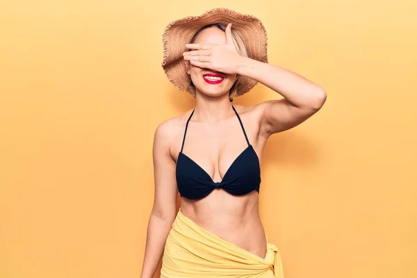 Jovem Mulher Loira Bonita Vestindo Biquíni Chapéu Verão Sorrindo Rindo — Fotografia de Stock