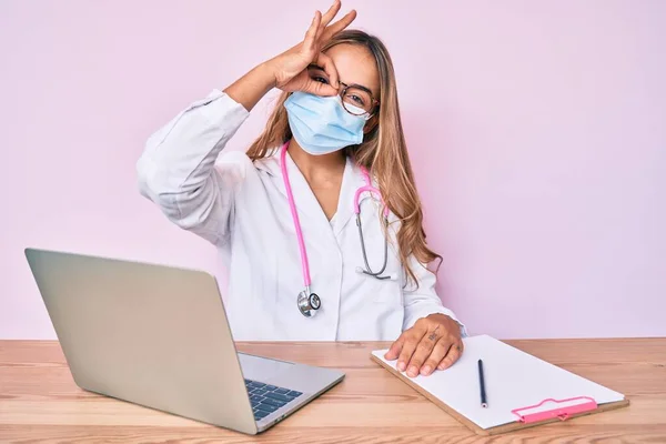 Ung Vacker Blond Kvinna Bär Läkare Uniform Och Medicinsk Mask — Stockfoto