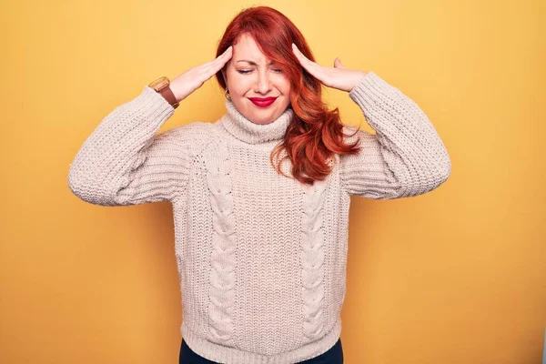 머리의 아름다운 여자가 터틀넥 스웨터를 머리를 있습니다 스트레스때문이죠 편두통으로 고생하다 — 스톡 사진