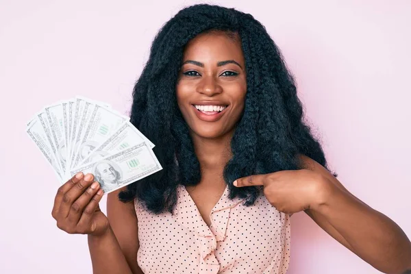 Hermosa Mujer Africana Sosteniendo Dólares Señalando Con Dedo Uno Mismo —  Fotos de Stock